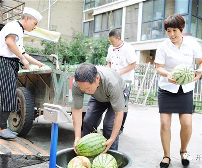買下一整車西瓜，讓瓜農(nóng)早點(diǎn)回家